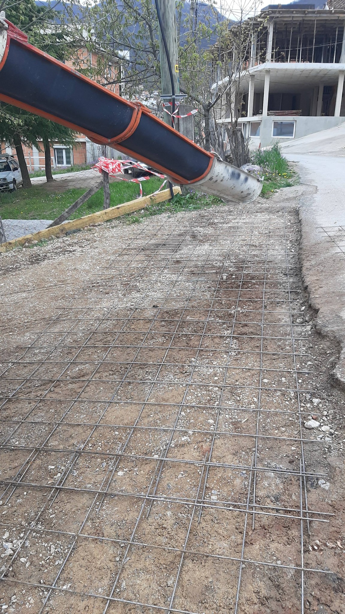 Се бетонираше новиот пат во населба Краста (Ново Насеље)