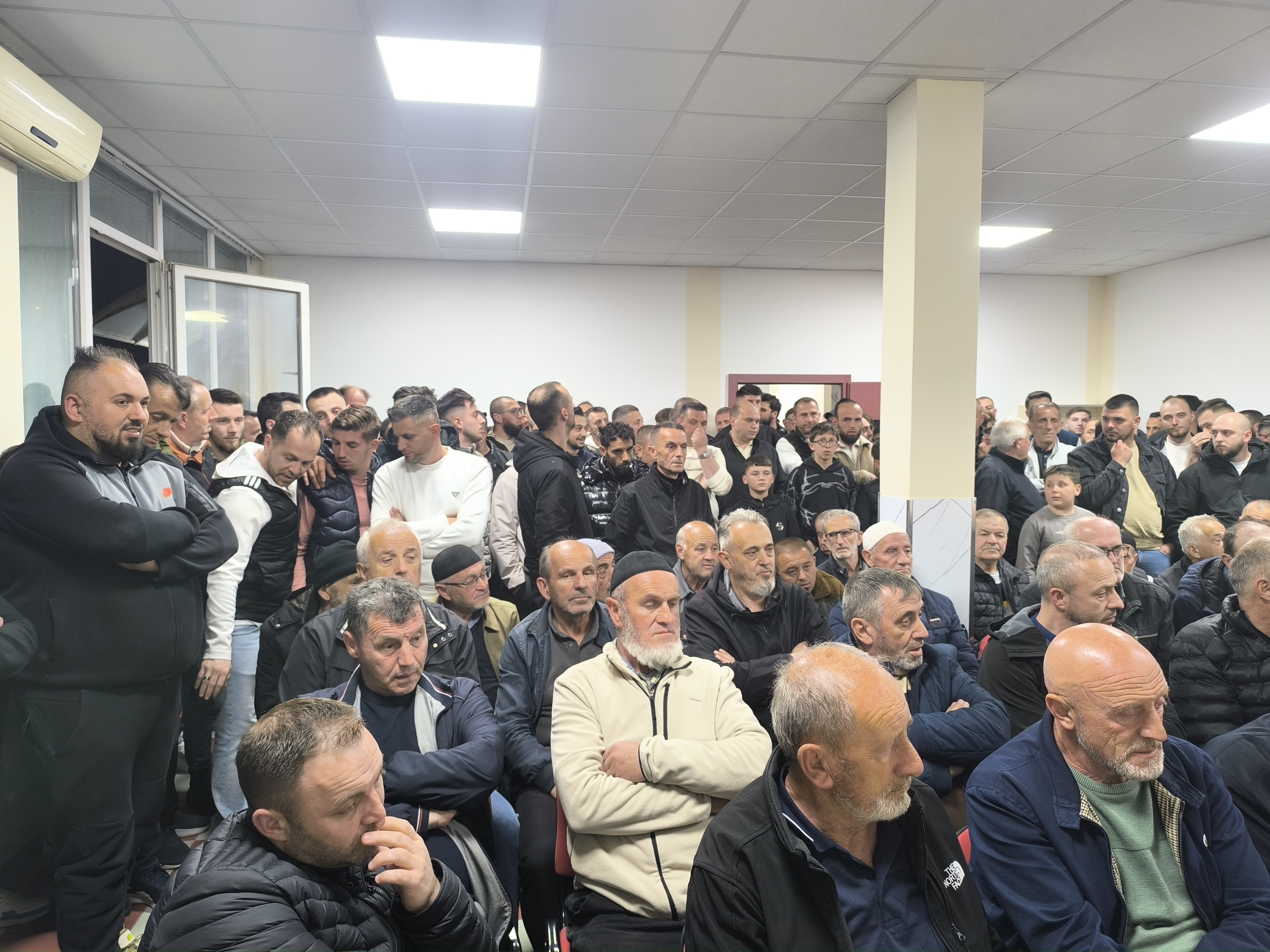 Масовен јавен собир во Лабуништа: Граѓаните бараат решенија за проблемите со обложувалниците и гејминг клубовите